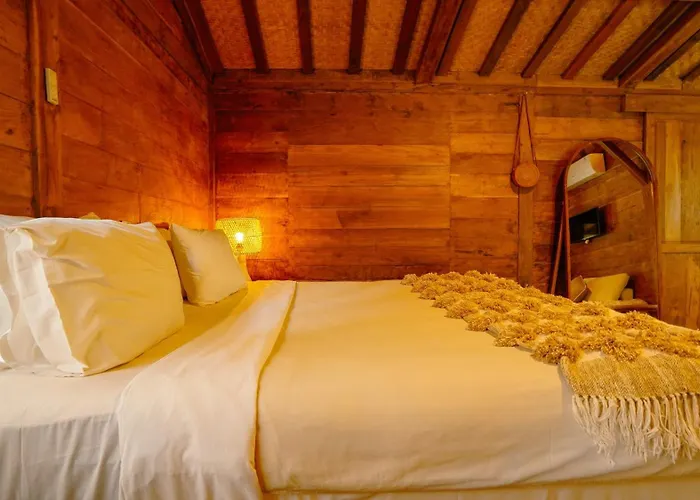 Hotel Rumah Bambu Gladek Tiga