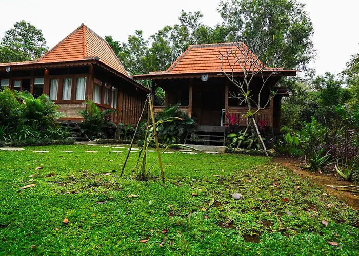 Hotel Rumah Bambu Gladek Tiga