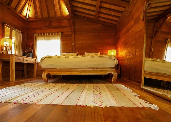 Rumah Bambu Gladek Tiga *