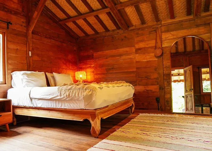 Hotel Rumah Bambu Gladek Tiga *